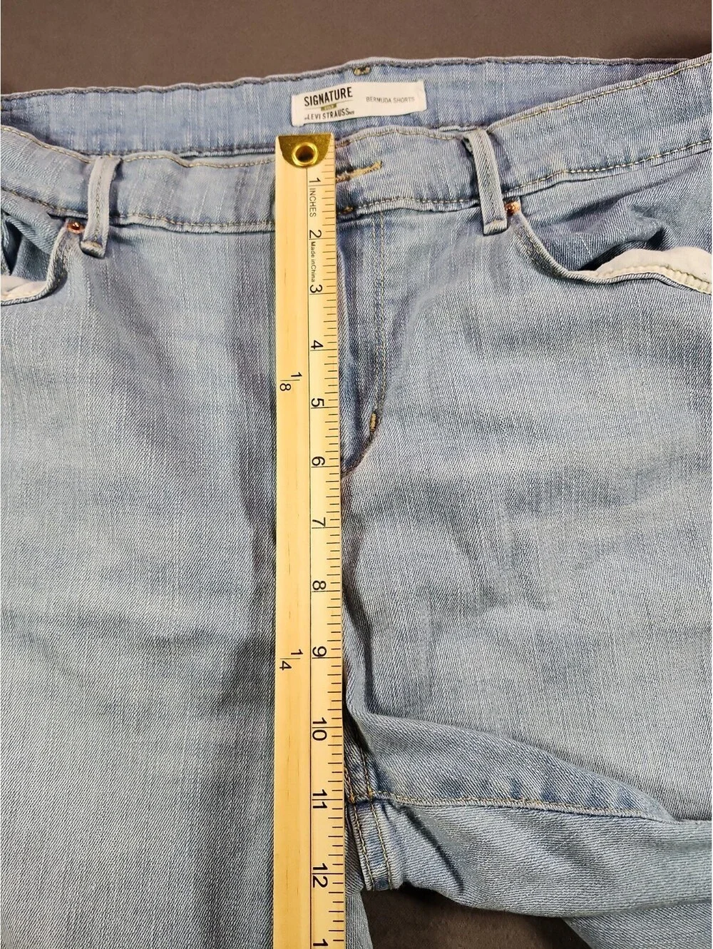 Levi Straus Signature Womens Bermuda Shorts Size 18 - 34W Light Wash Summer 0197